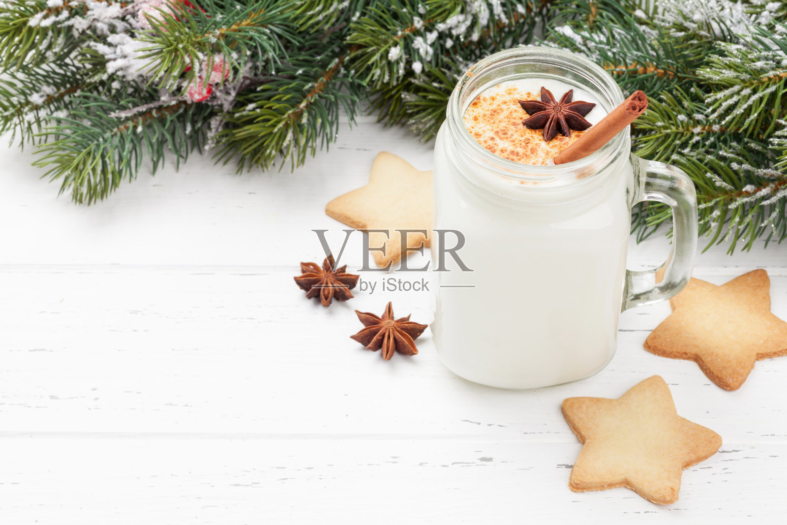 蛋酒。传统的圣诞鸡尾酒照片摄影图片