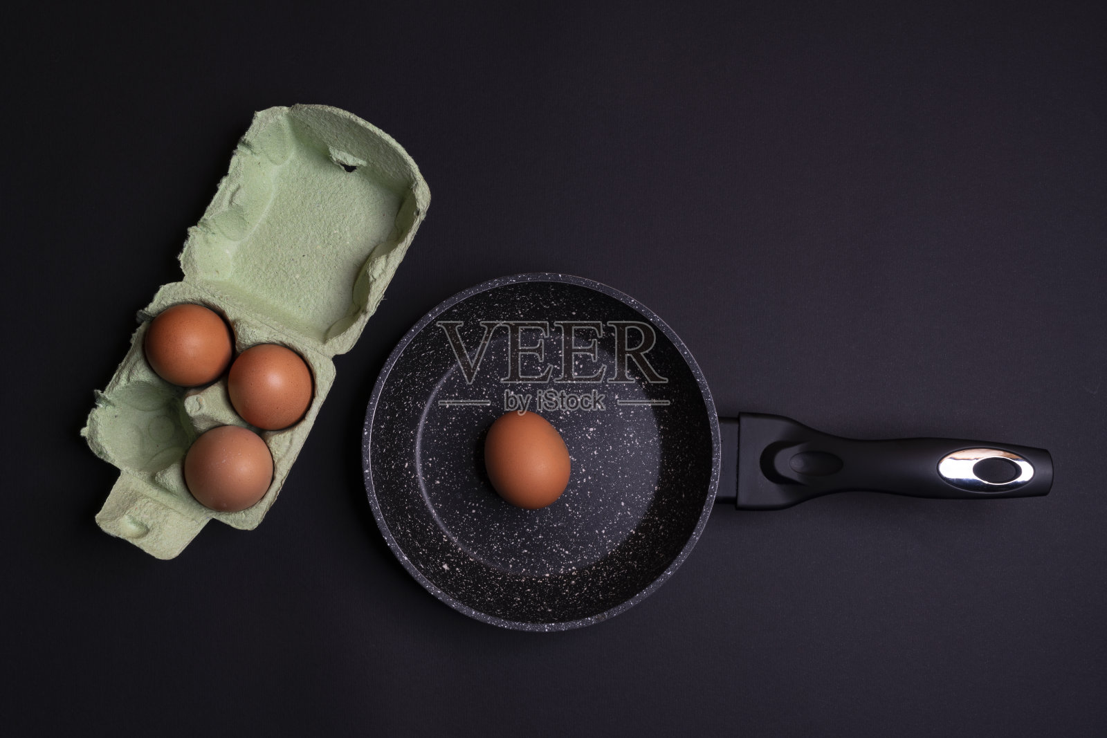 一个带鸡蛋的平底锅照片摄影图片