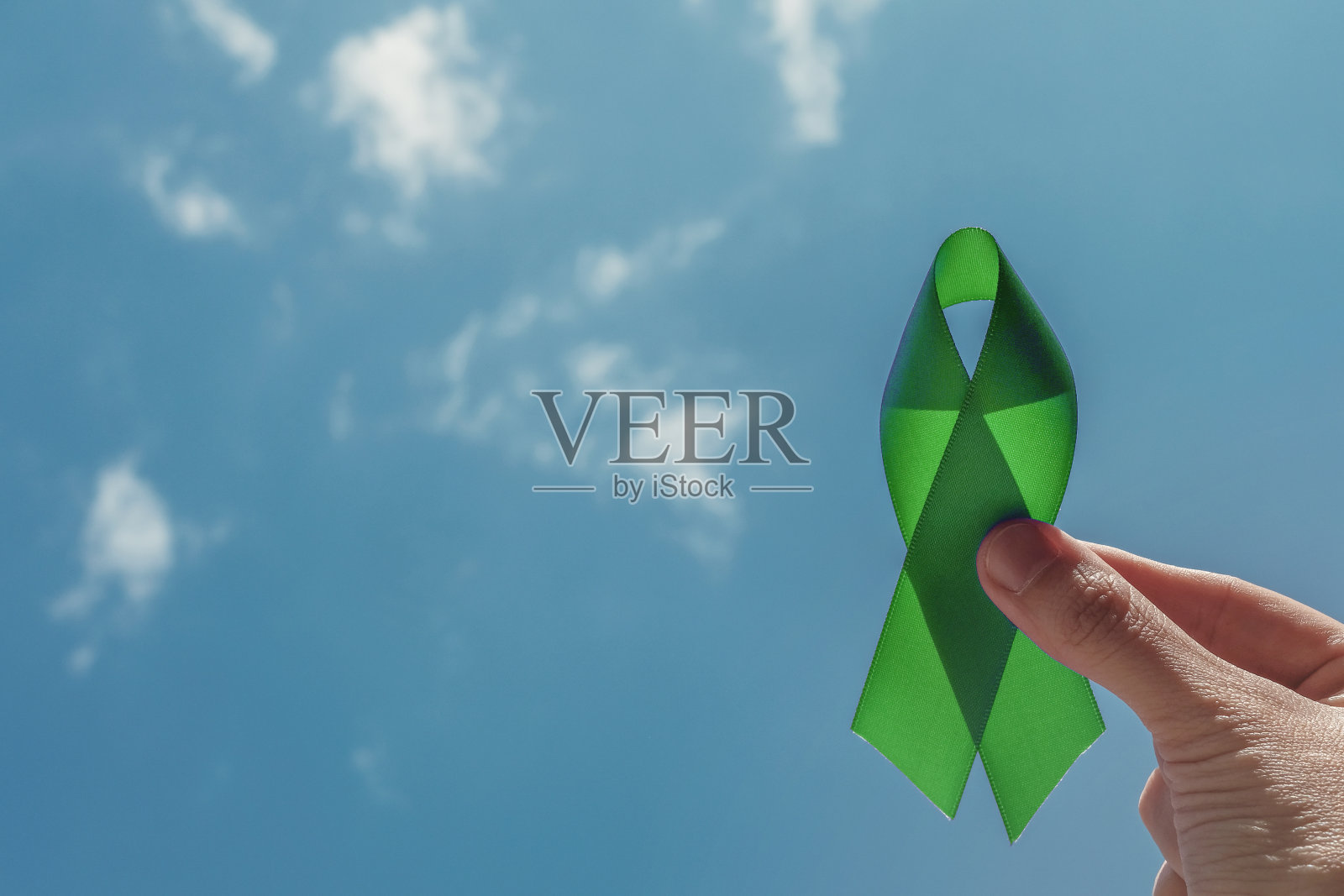 蓝天牵手绿丝带，心理健康意识和淋巴瘤意识，世界心理卫生日照片摄影图片