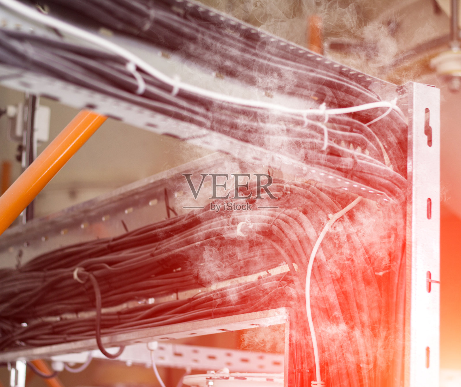 电线短路，电线熔化而冒烟，着火而冒烟，紧固，特写照片摄影图片