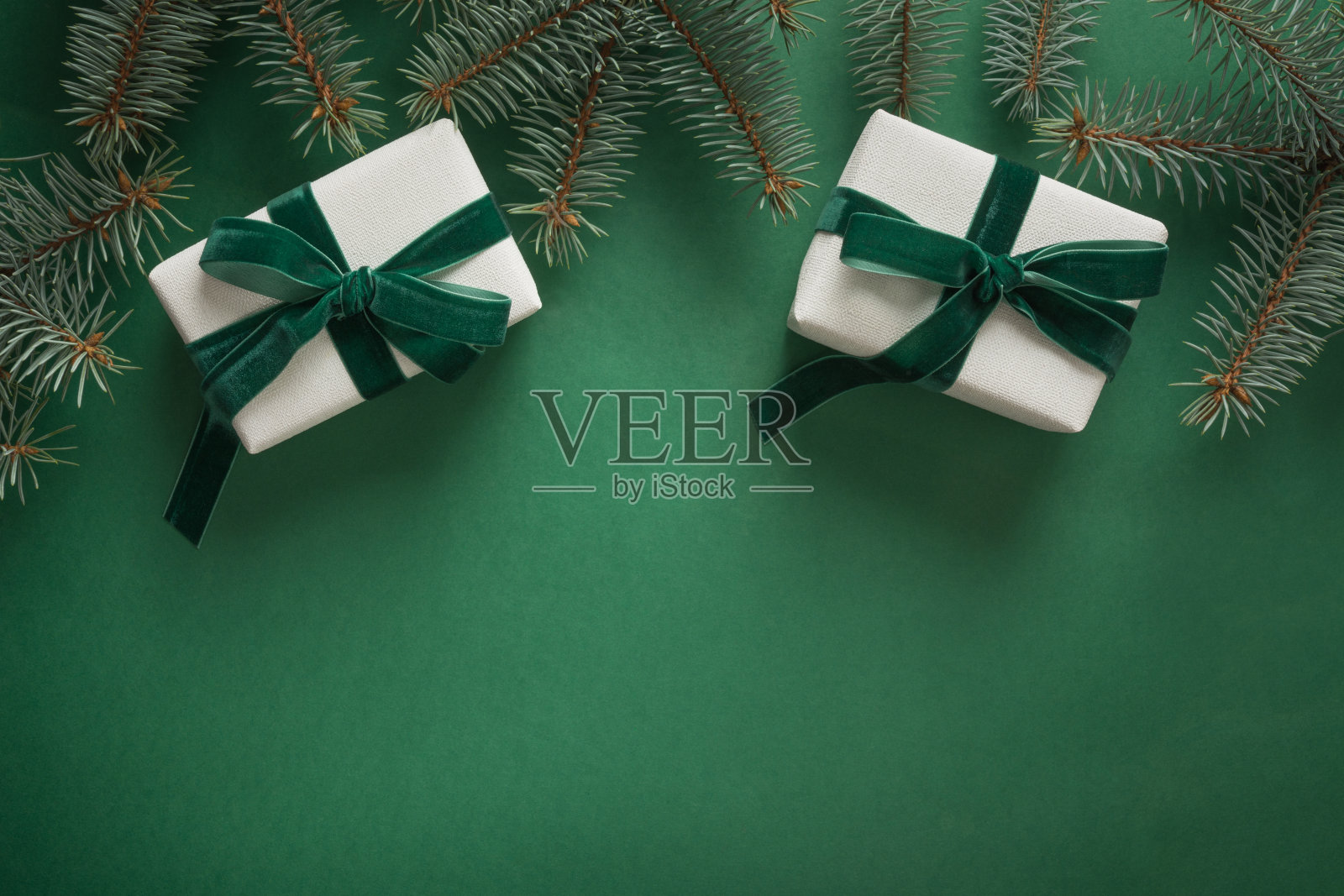 绿色背景上带有圣诞树和礼物的圣诞节边框照片摄影图片