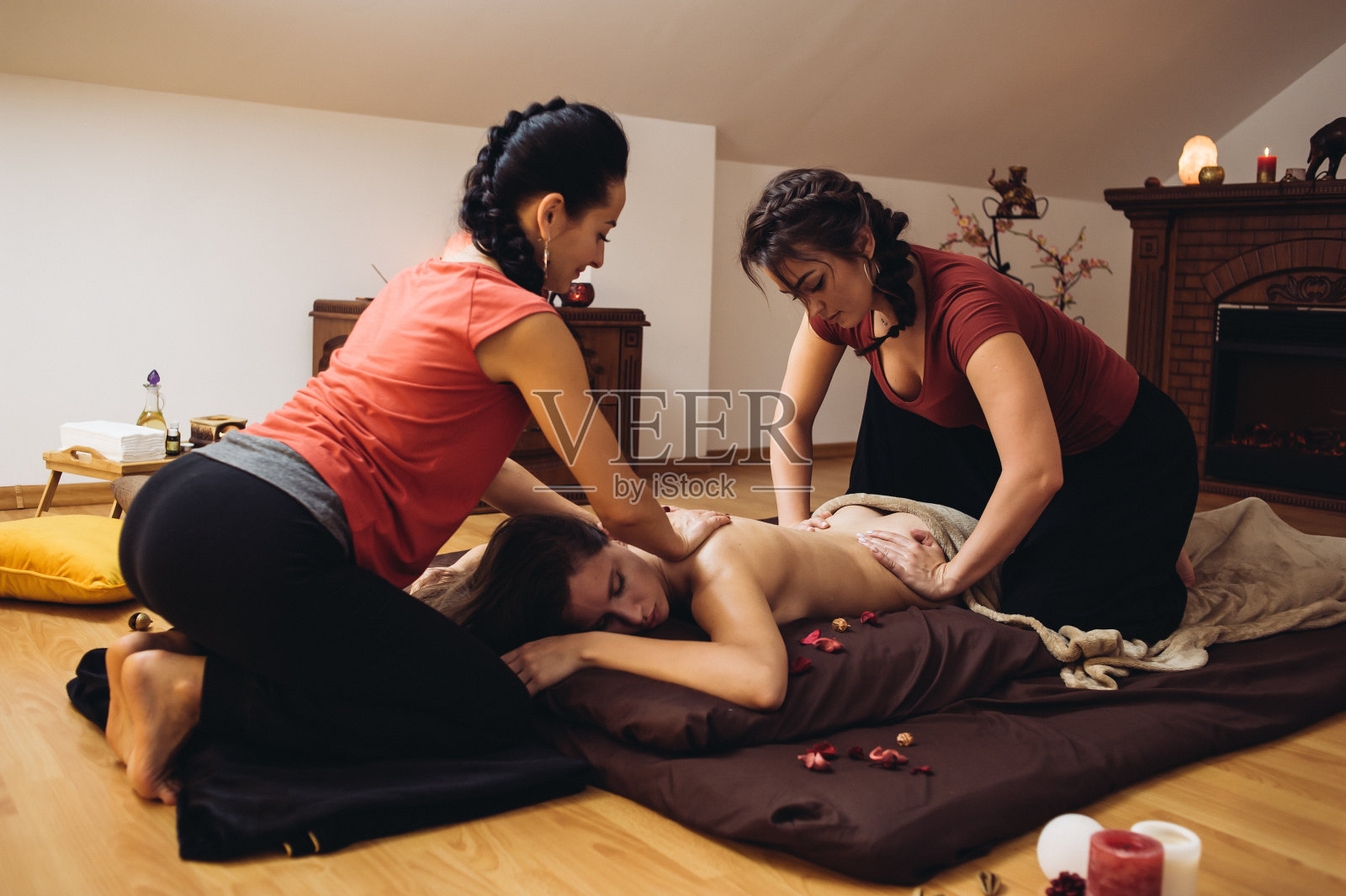 一对夫妇四手按摩。四手按摩是指两名治疗师同时对你进行按摩，相互照应。照片摄影图片