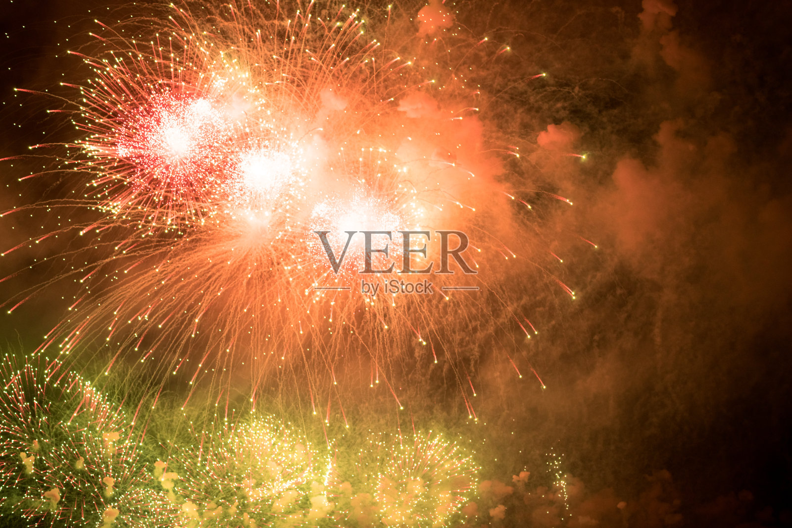 夜空下的烟火照片摄影图片