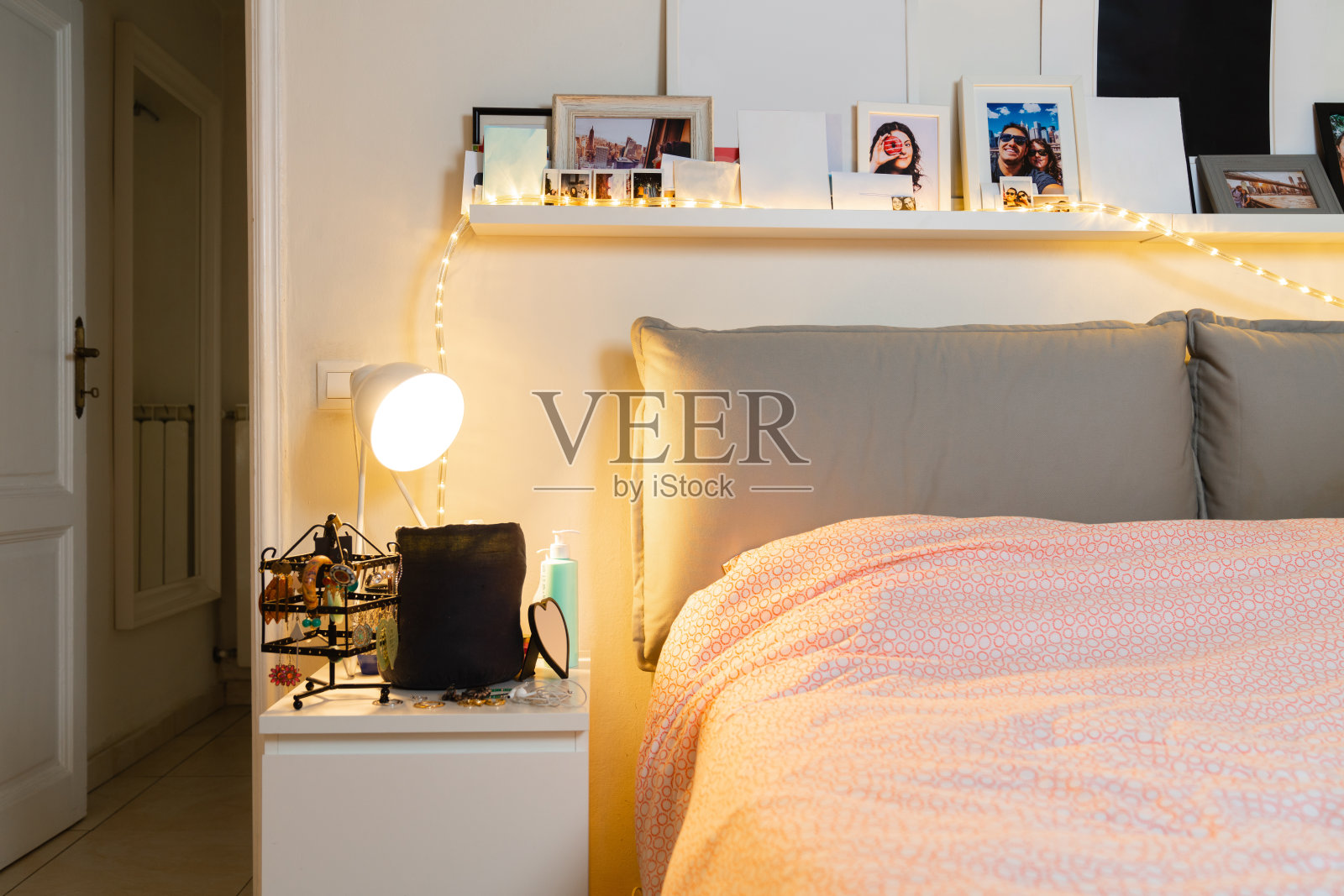 舒适的卧室，有画，照片和灯光照片摄影图片