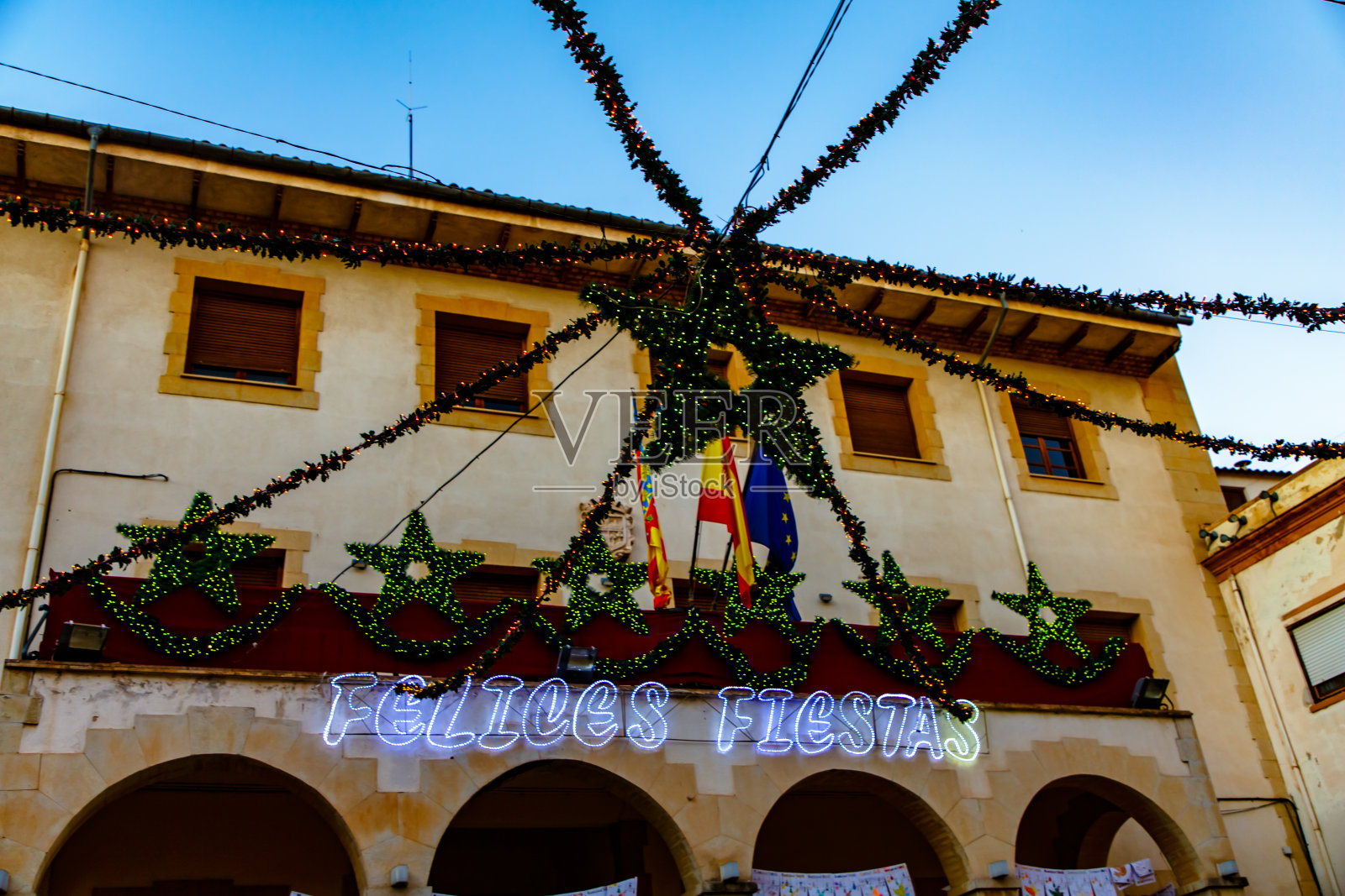 西班牙老城圣诞街道装饰照片摄影图片