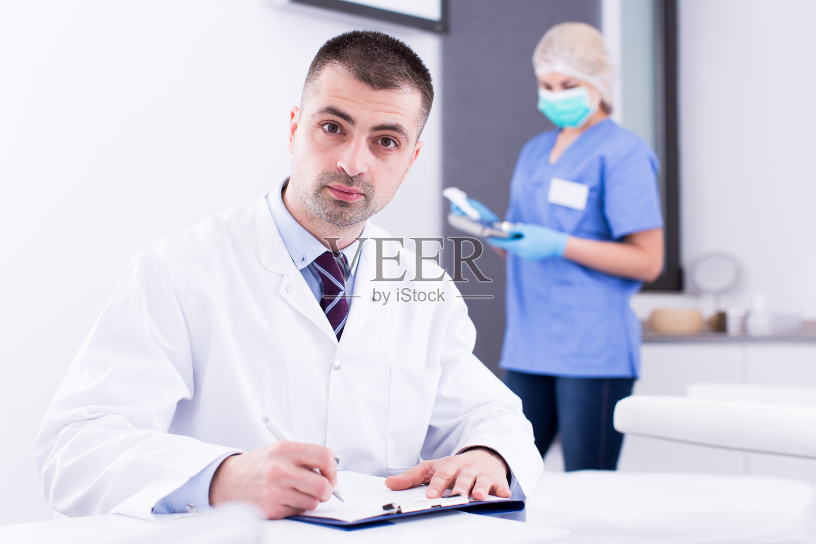 男子美容师记录客户卡照片摄影图片