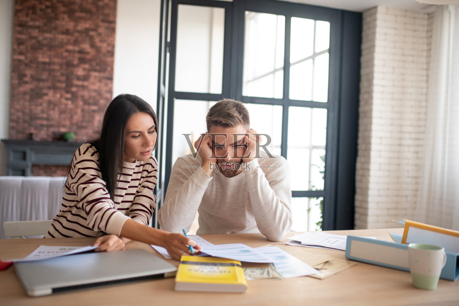 丈夫与妻子一起填写纳税申报表时感到压力过大照片摄影图片