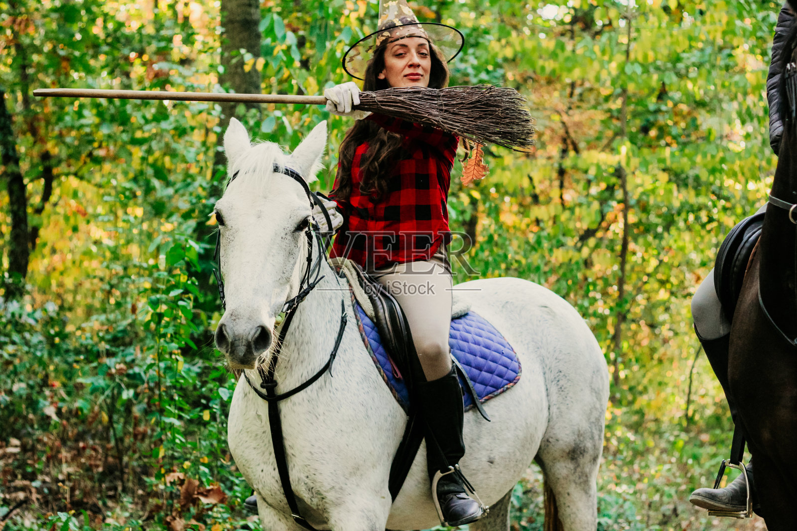 万圣节骑马的女人照片摄影图片