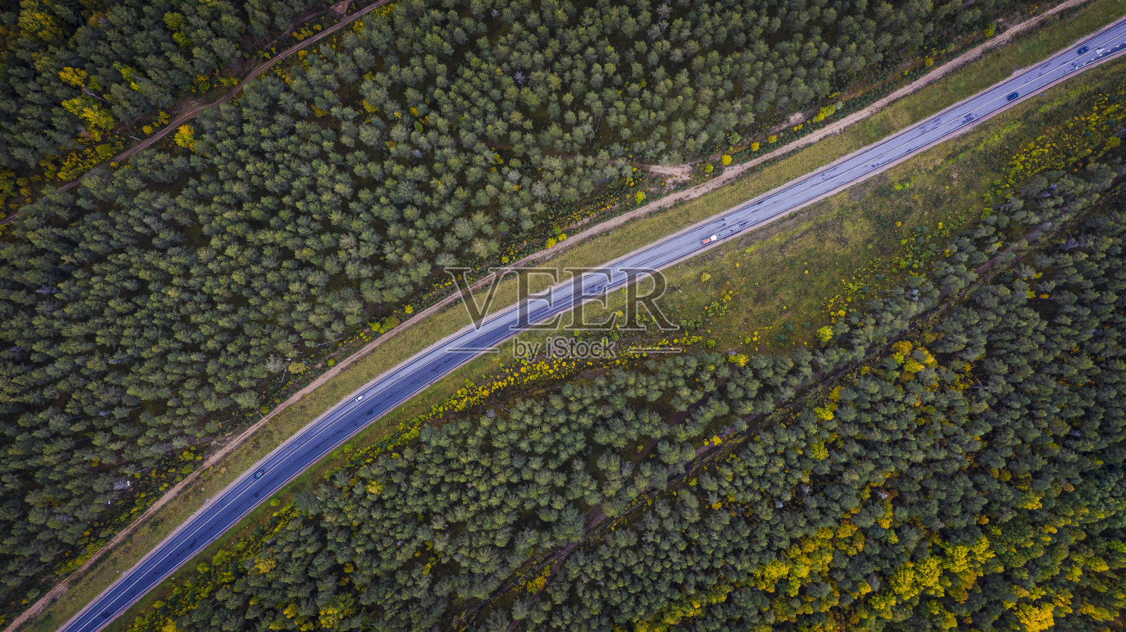 汽车在路上的鸟瞰图。秋天的乡村景观。照片摄影图片