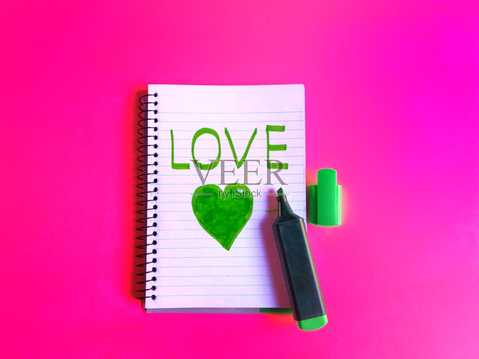 笔记本中用绿色笔写的Love和爱心，礼品卡适用照片摄影图片