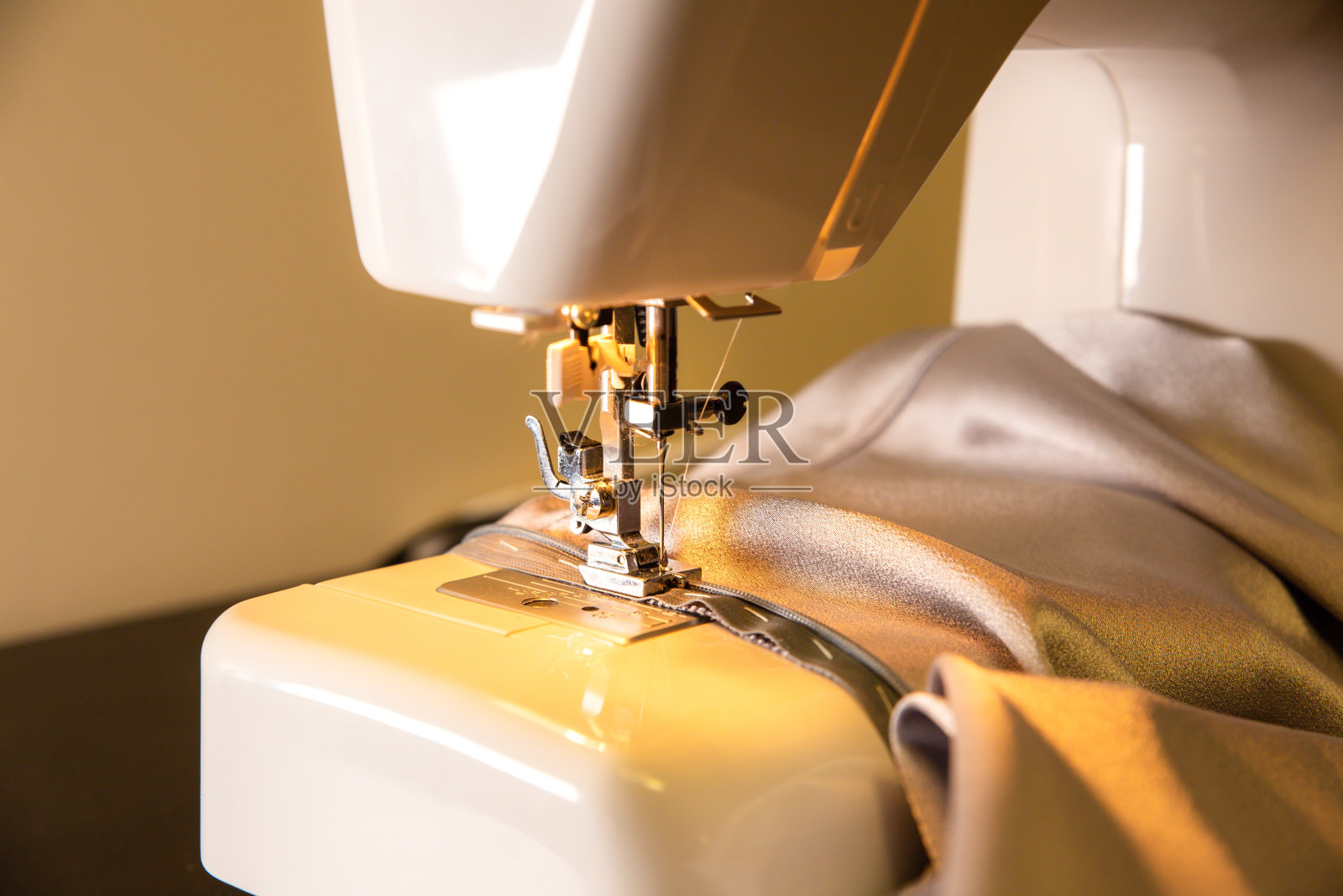 缝纫机和漂亮的灰布。时尚的概念。爱好的想法。照片摄影图片