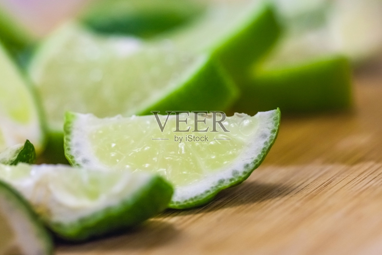 石灰片放在木桌上，特写模糊的背景照片摄影图片