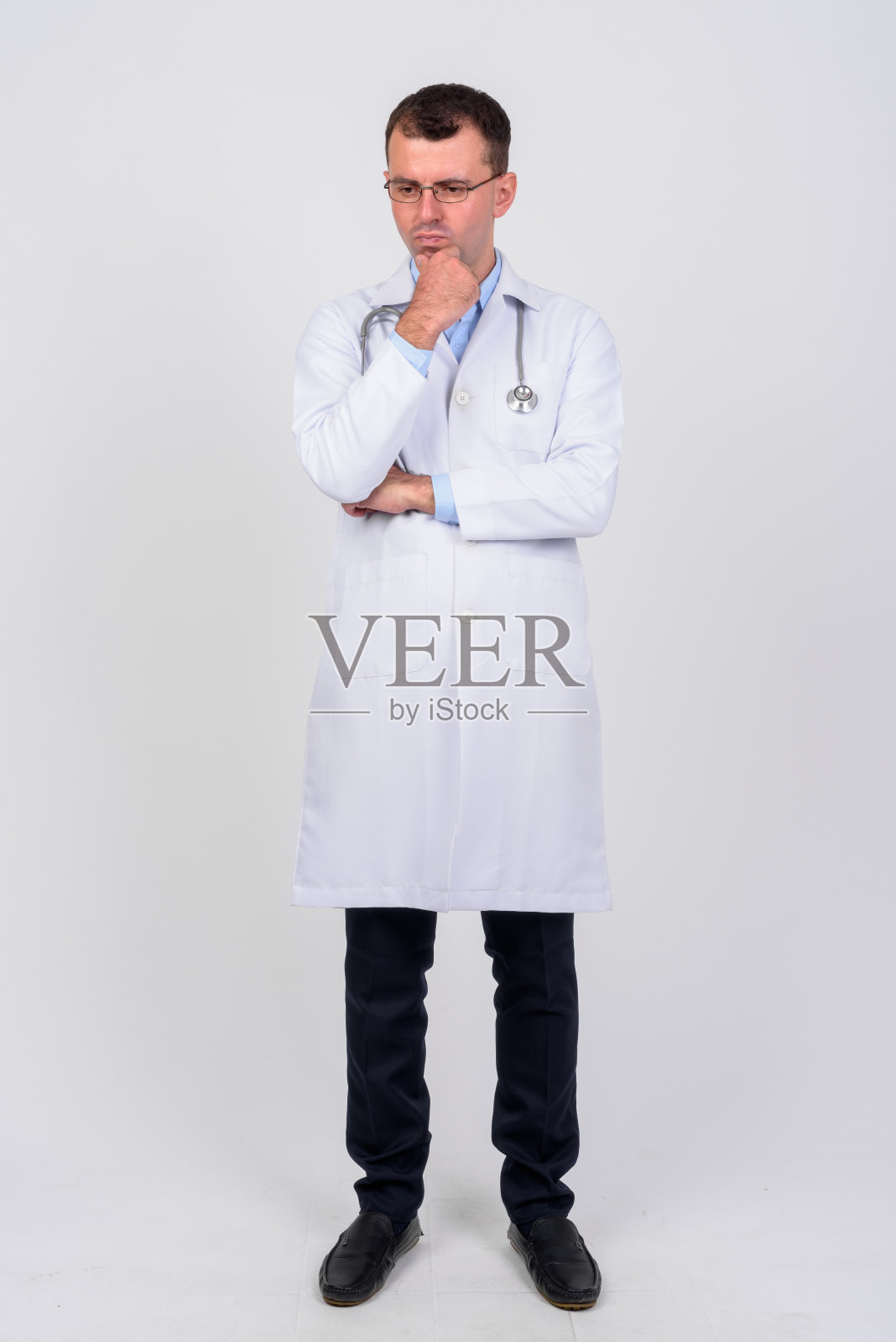 全身拍摄的男人医生与眼镜思考和向下看照片摄影图片