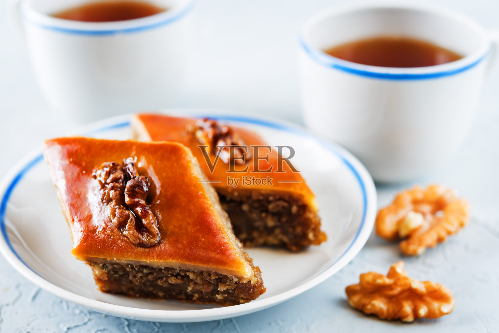 核桃仁蜜饼配茶。土耳其传统的喜悦照片摄影图片