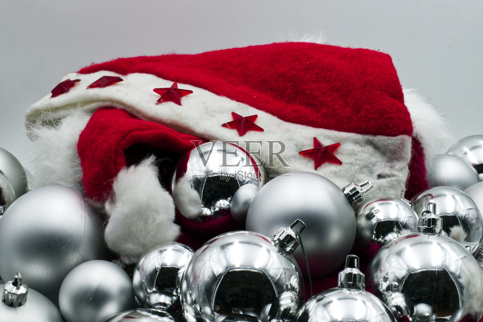 圣诞老人红帽上的银球。圣诞假期的概念照片摄影图片