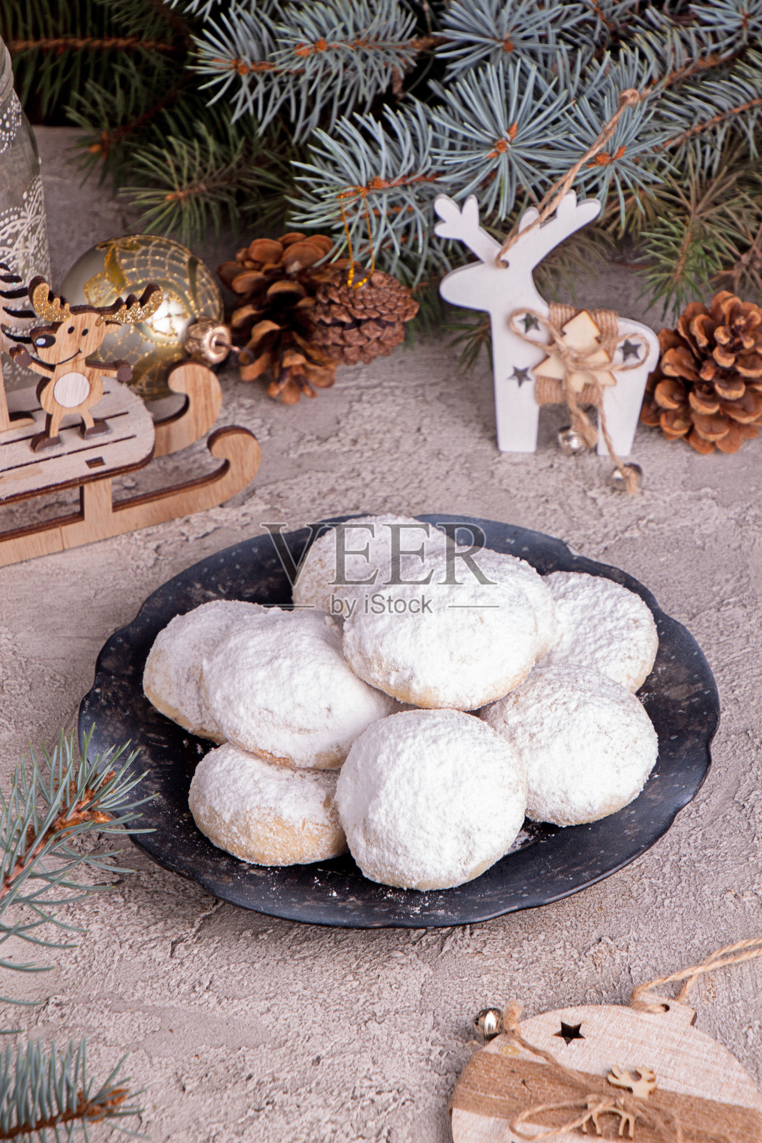 传统的圣诞饼干是裹着糖霜、杏仁、巧克力和覆盆子果酱的雪球饼干。圣诞新年装饰品。照片摄影图片