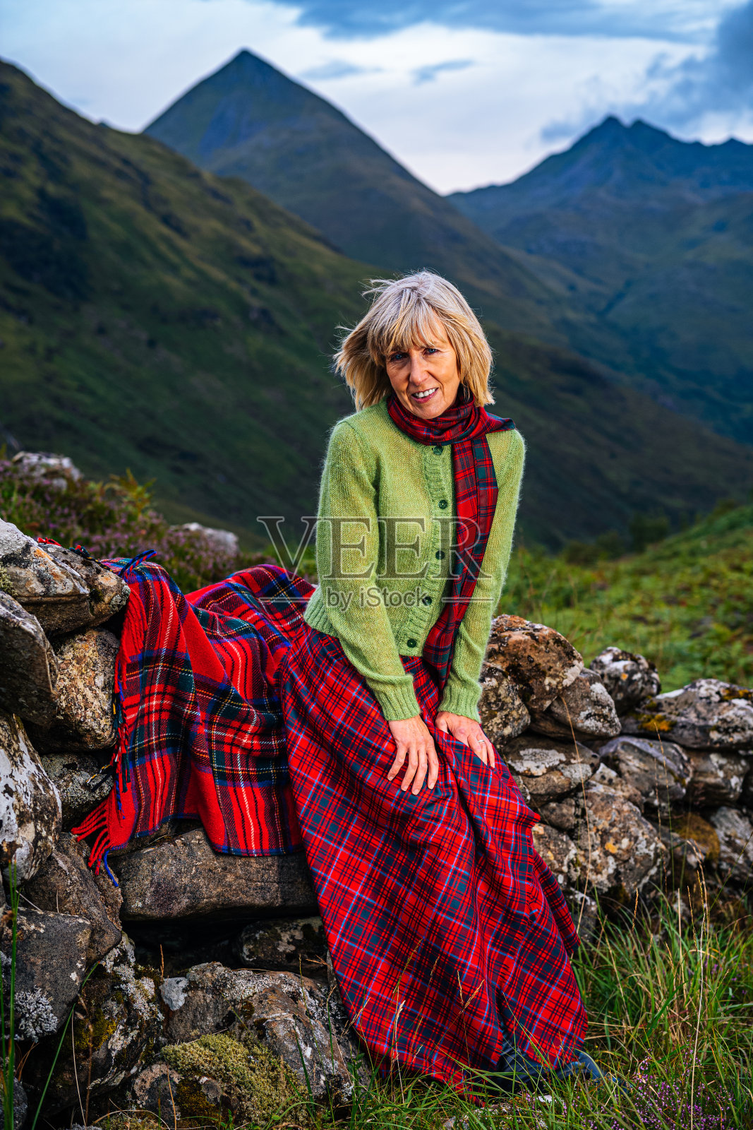 在格兰希尔，一个穿着红色短裙的女人照片摄影图片