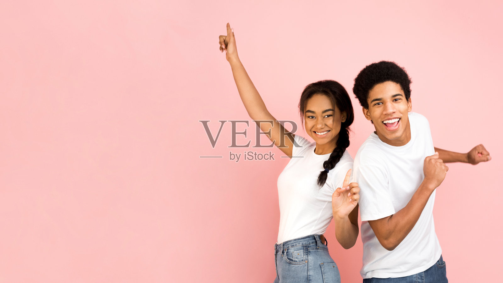 欢乐的情侣跳舞，有美好的时光，粉红色的背景照片摄影图片