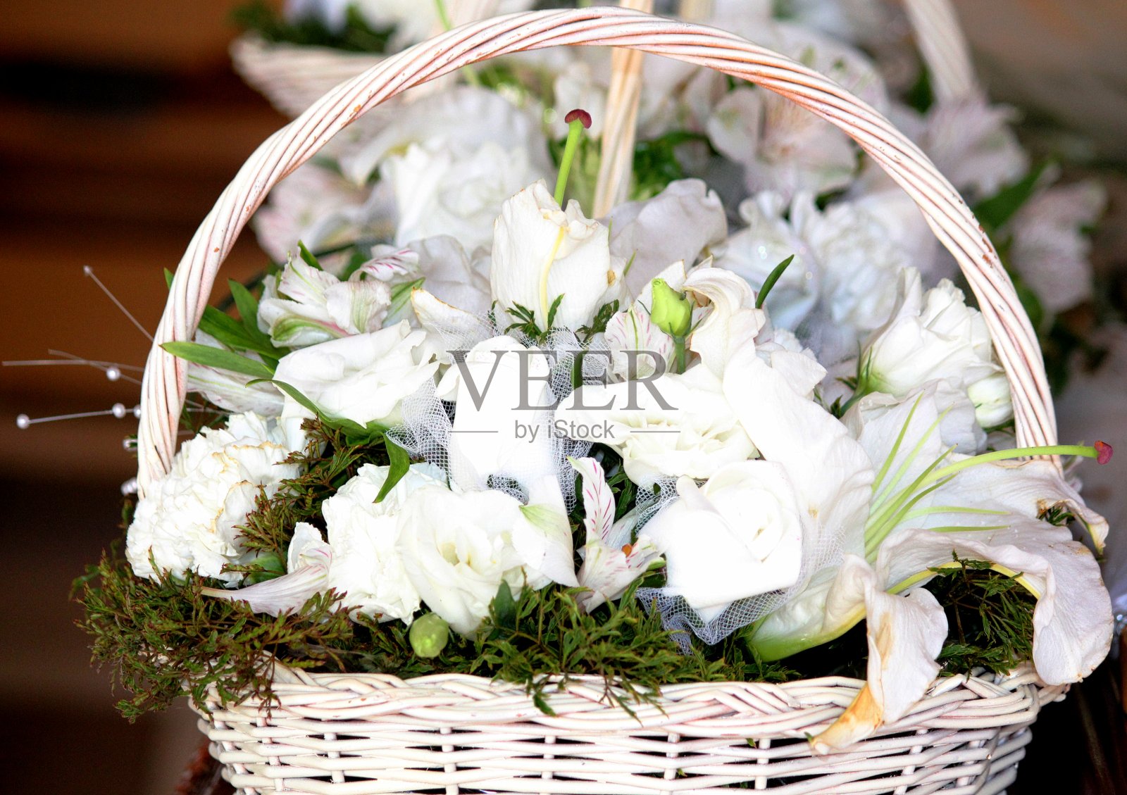 花童一篮一篮的花照片摄影图片