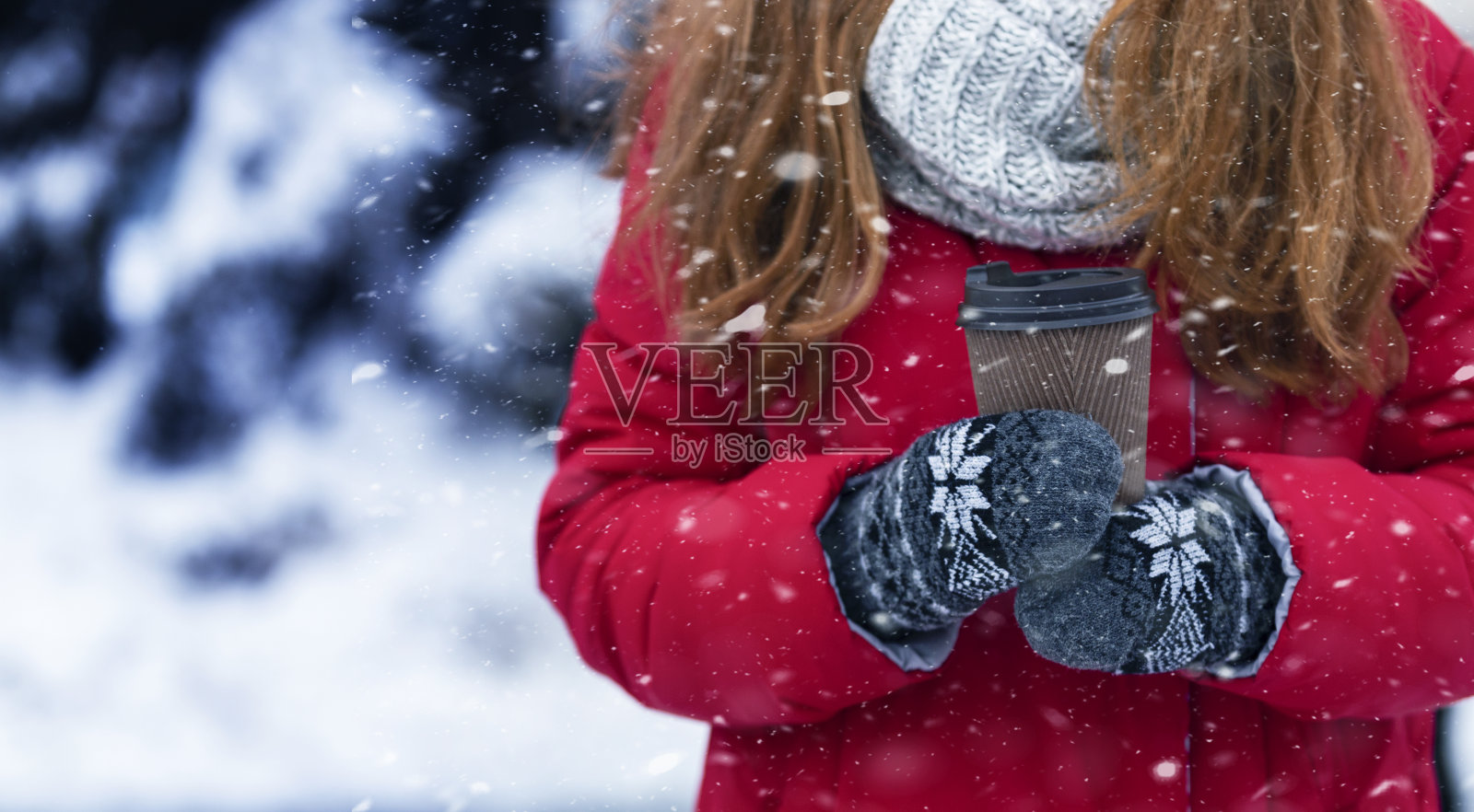 女孩拿着杯热饮越过冬天的背景照片摄影图片