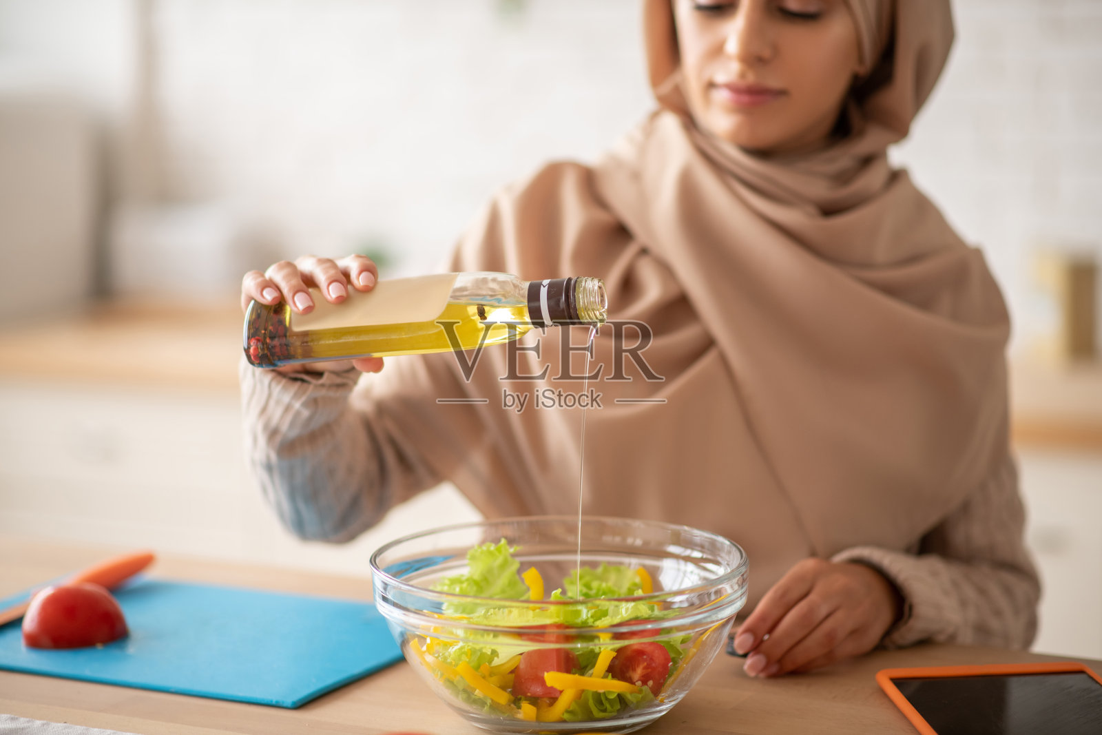 一碗淋油沙拉特写照片摄影图片