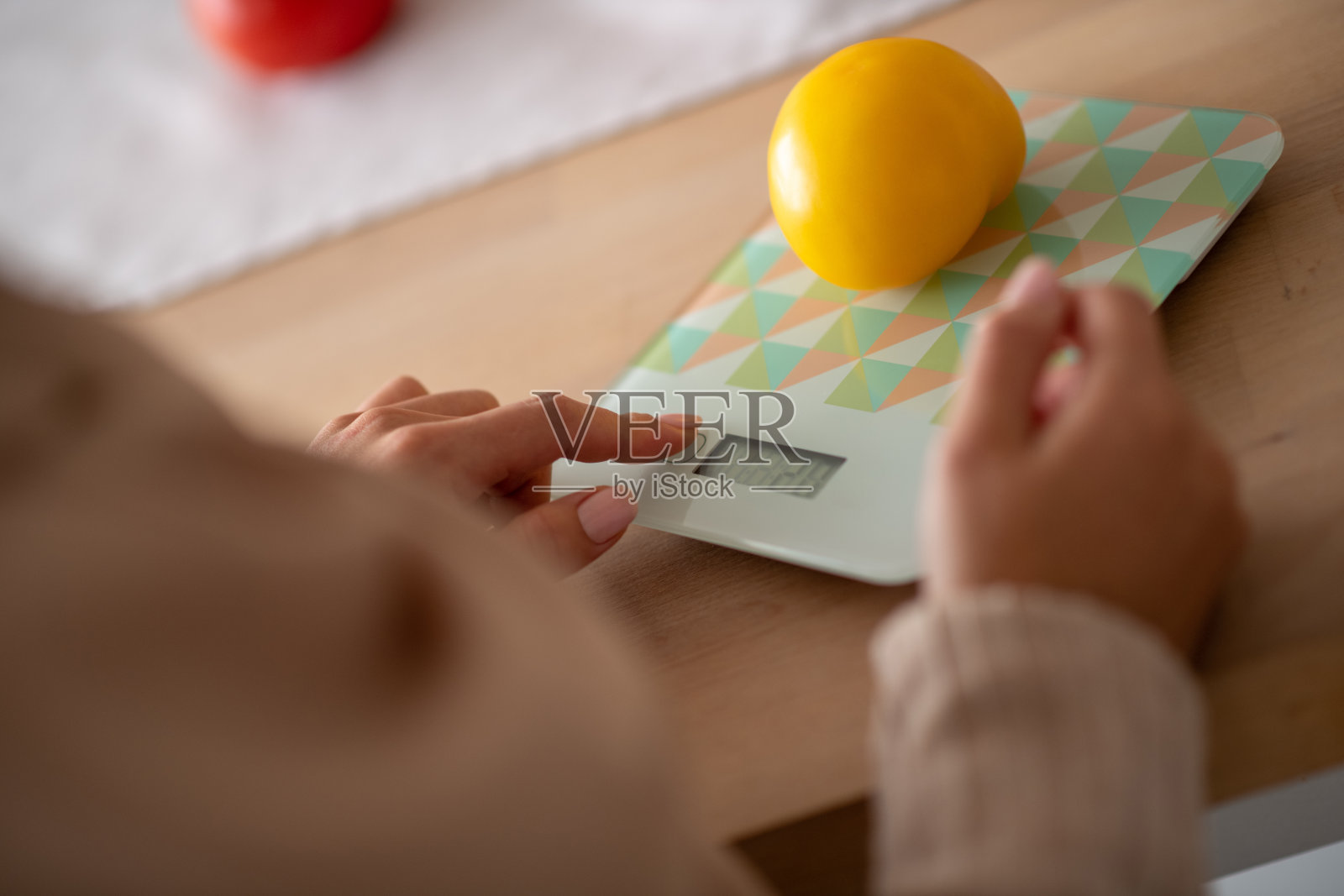 女子使用厨房秤烹饪特写照片摄影图片