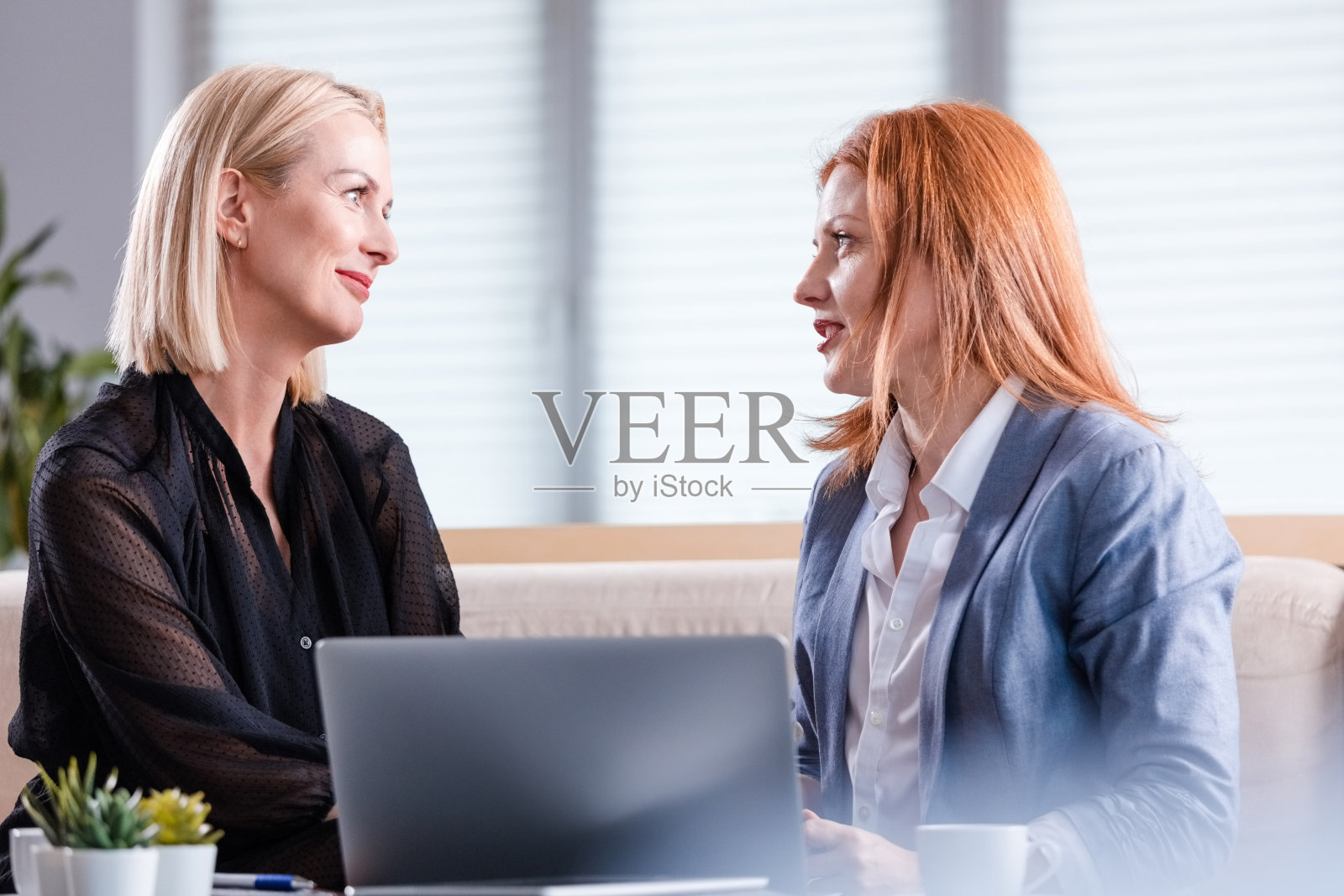 女性专业人士在办公室的餐桌上规划照片摄影图片