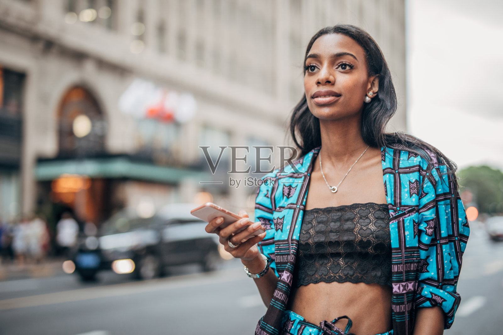 漂亮的黑人女人在等车照片摄影图片