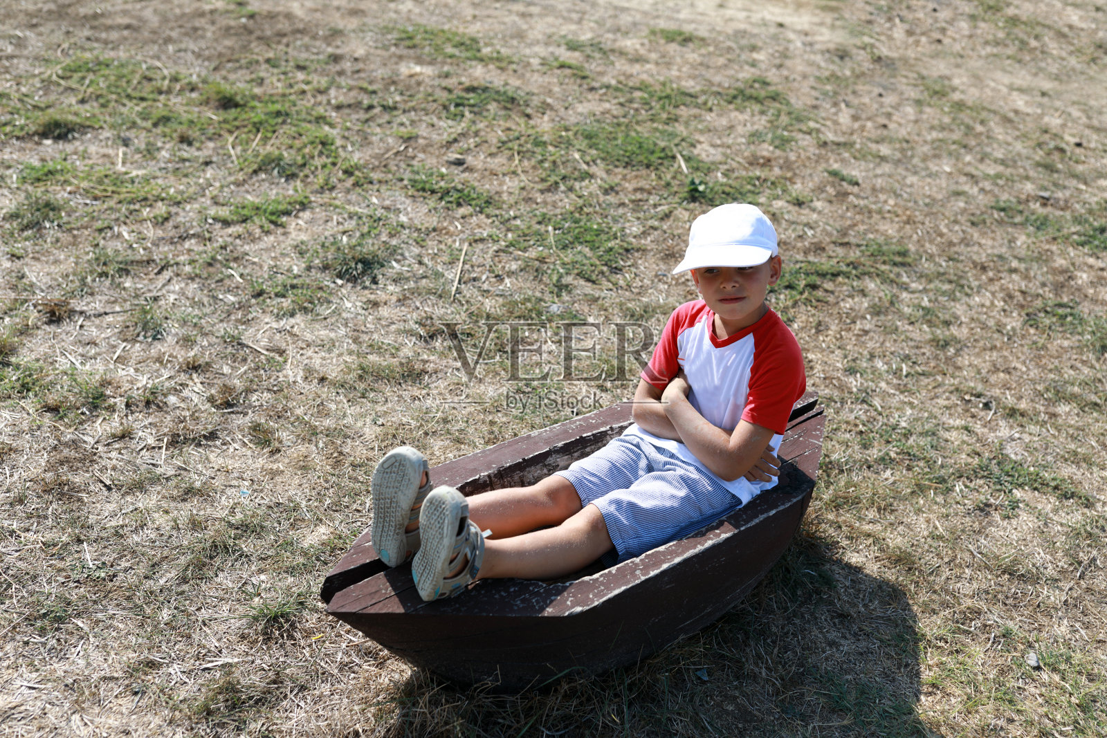 孩子坐在食槽里照片摄影图片