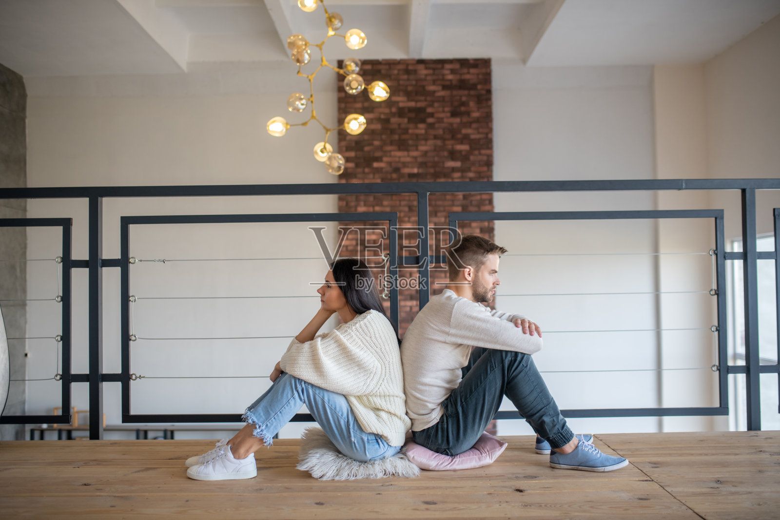 丈夫和妻子在争吵后背靠背坐着照片摄影图片