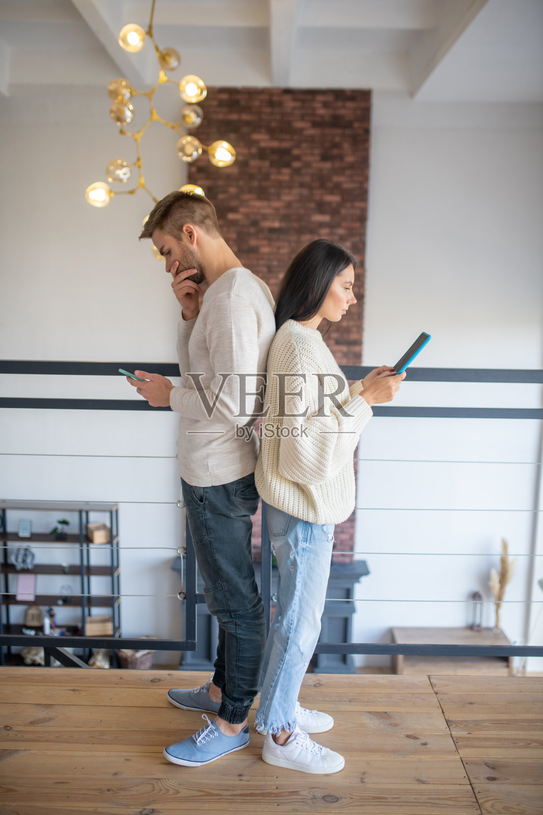 妻子拿着平板电脑，丈夫使用手机照片摄影图片