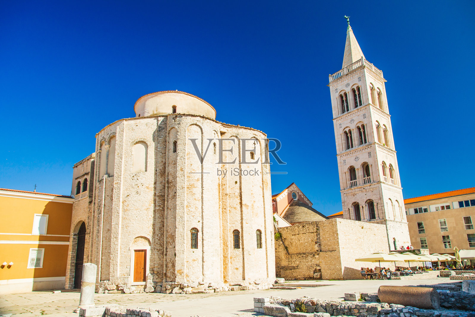 克罗地亚扎达尔市的圣多纳图斯教堂从9世纪就在古罗马广场的废墟上照片摄影图片