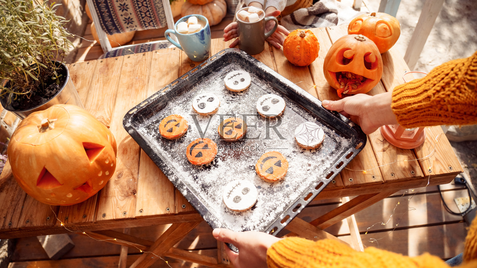 年轻的成年母亲拿着饼干在托盘上饼干照片摄影图片