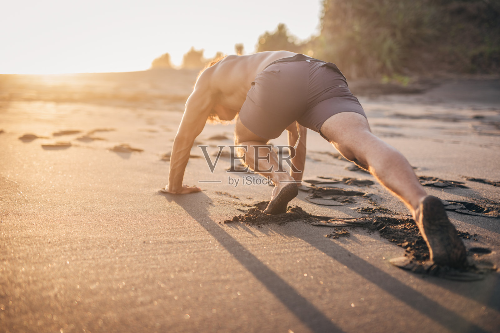 在海滩上训练的人照片摄影图片