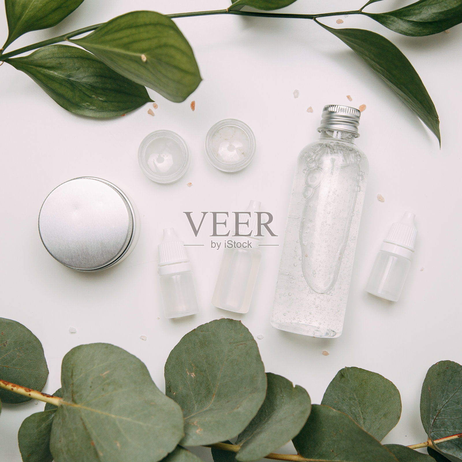 生态化妆品与绿色的罐子。一瓶天然化妆品。照片摄影图片