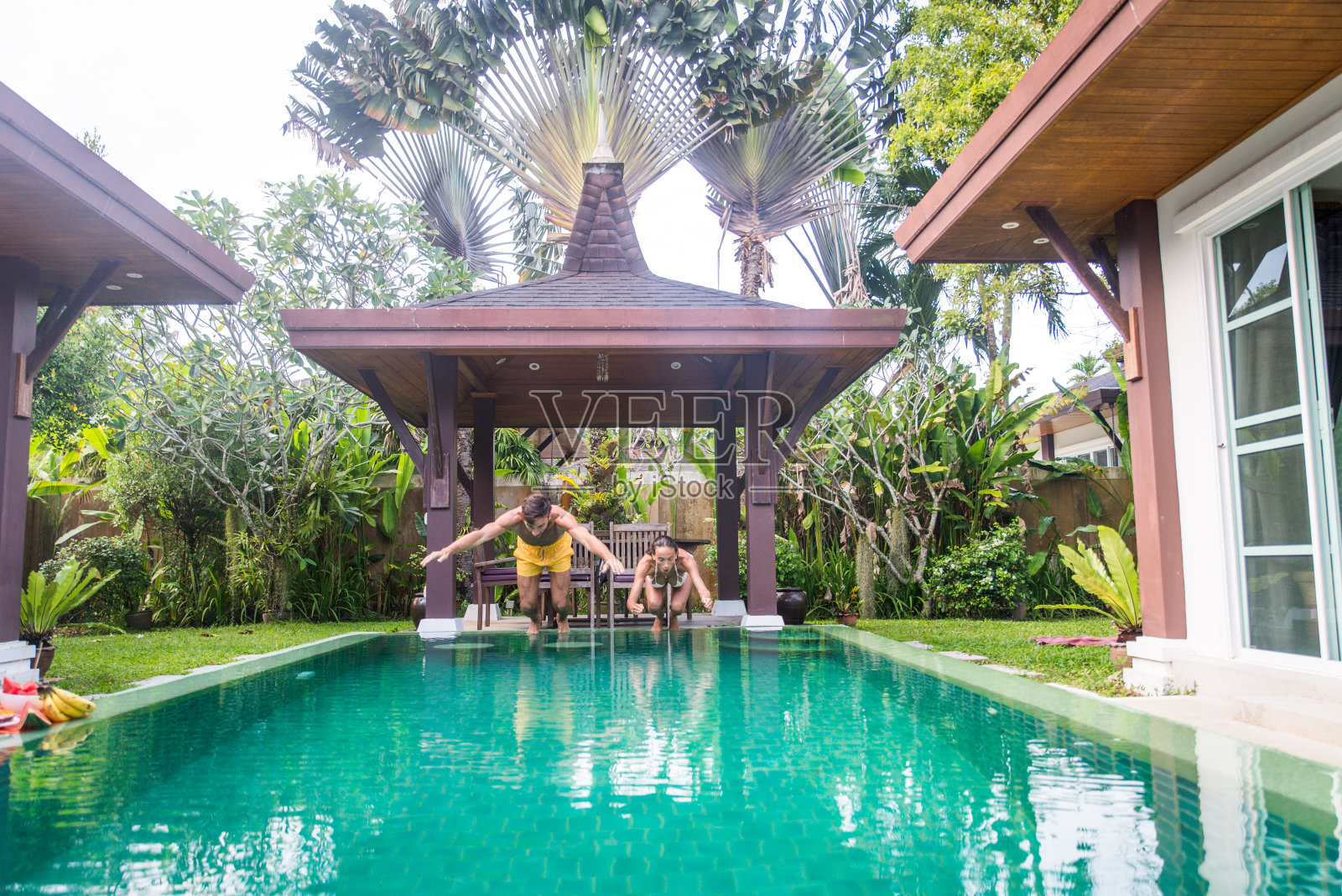 一对情侣住在一个漂亮的带游泳池的别墅里照片摄影图片