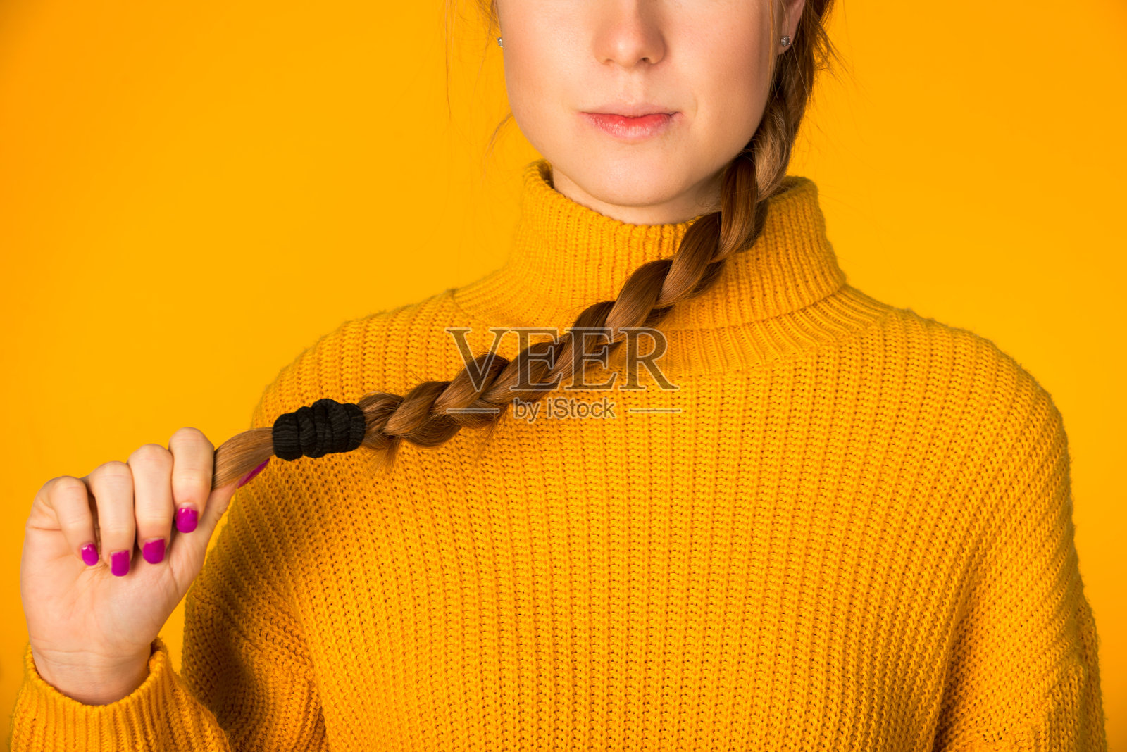 美丽的女人在工作室摆姿势照片摄影图片