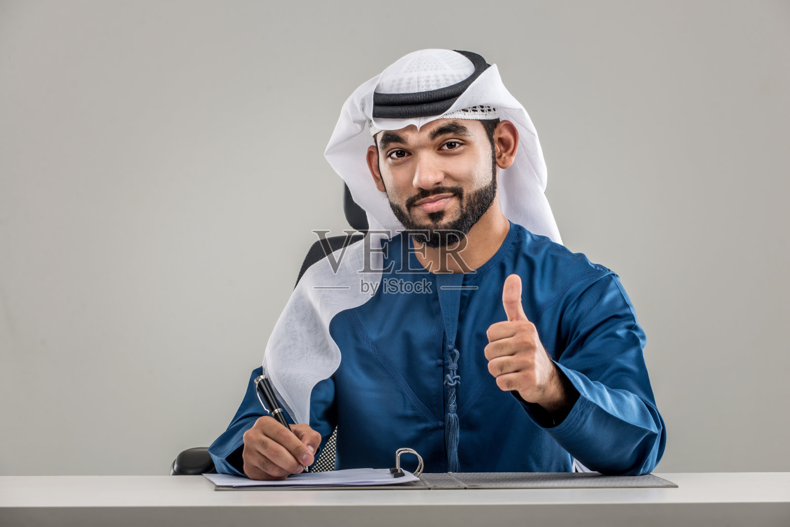 穿着传统服装的阿拉伯人照片摄影图片