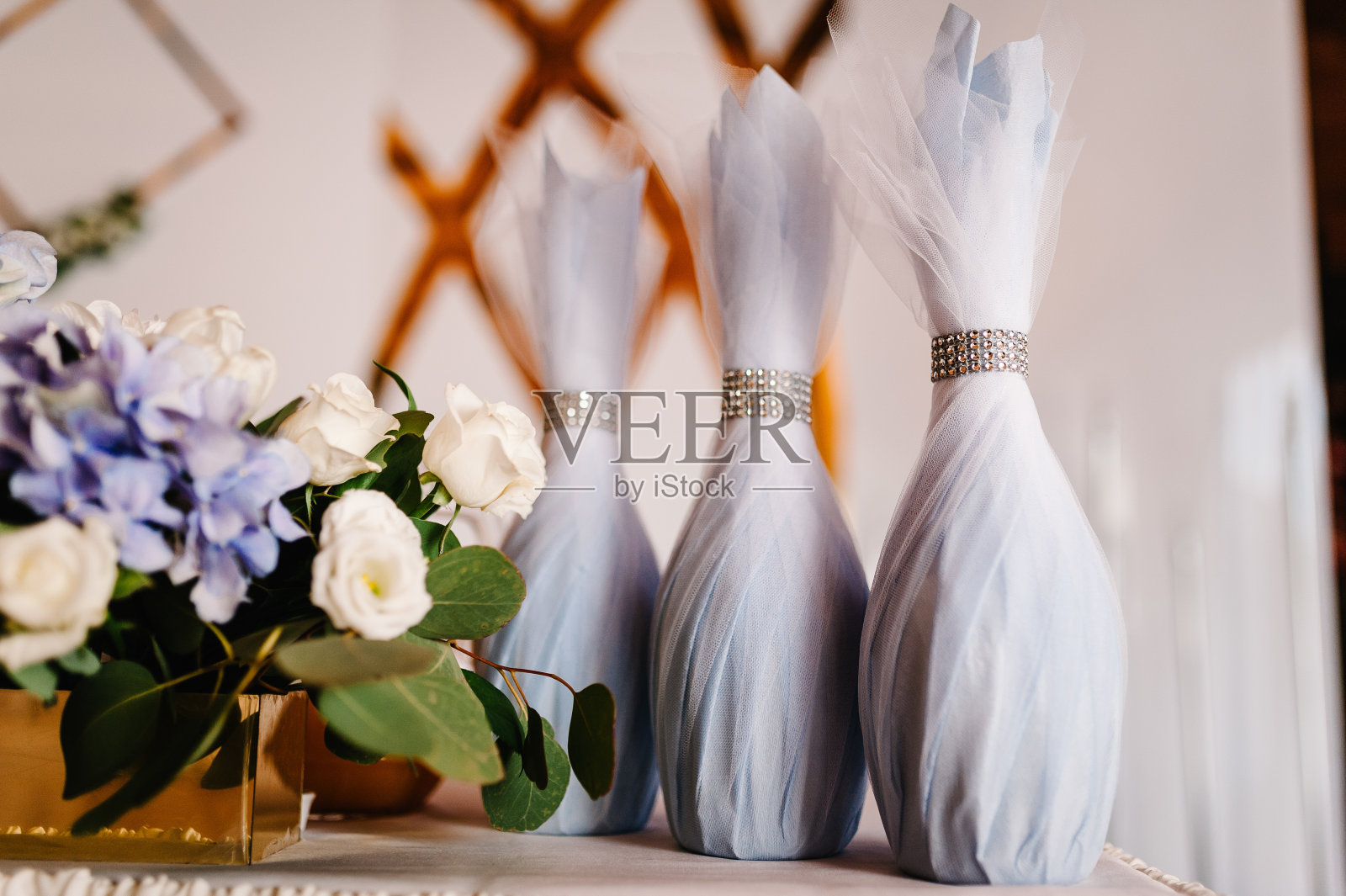 酒瓶装饰有香槟酒和起泡酒。情人节，鲜花放在礼品盒上。婚礼装饰。庆祝。弓。照片摄影图片