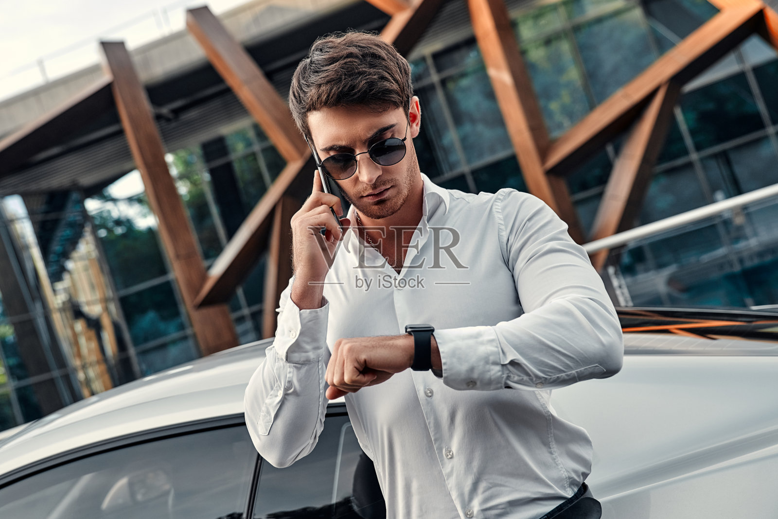 车旁英俊的商人照片摄影图片