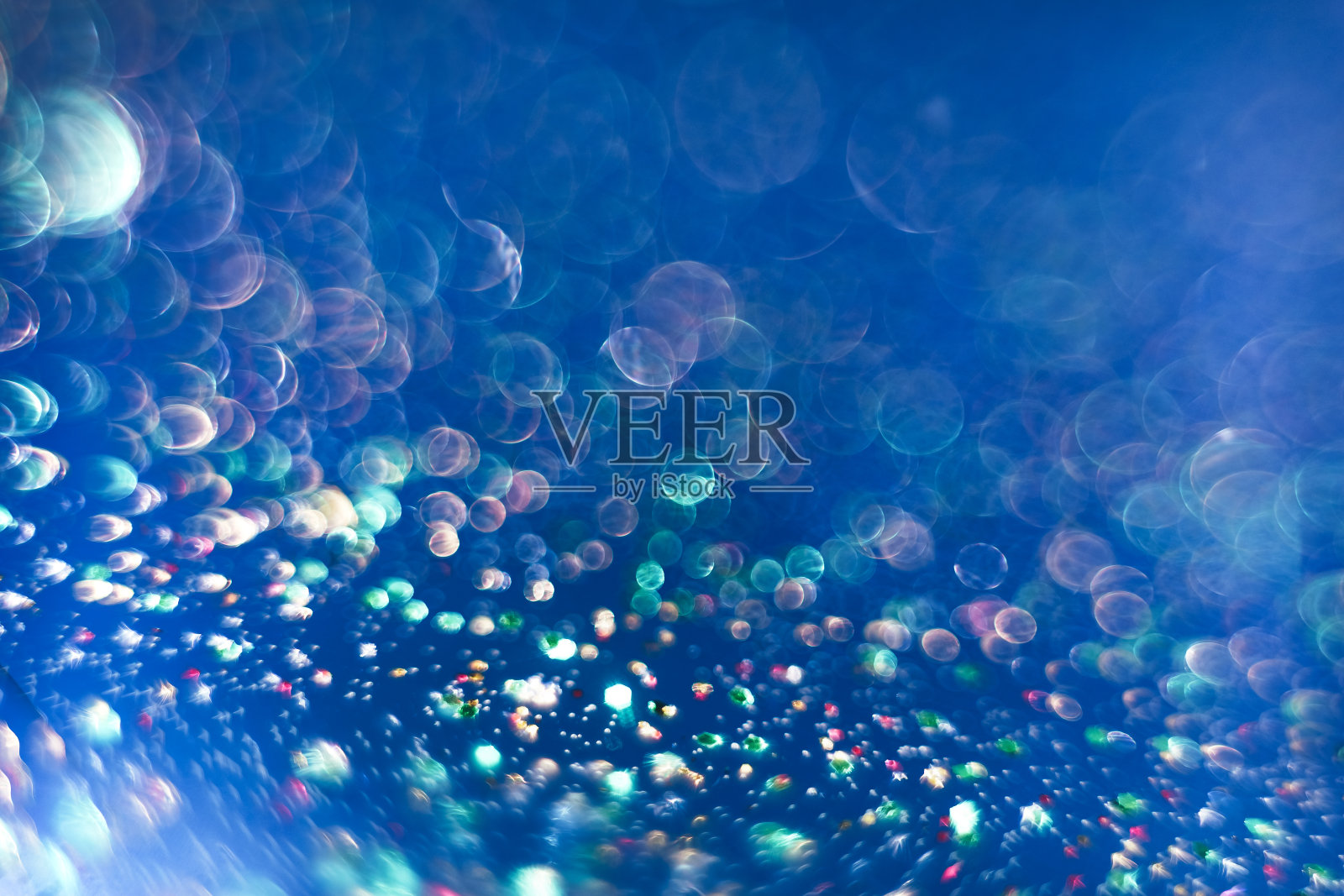 美丽的散景在海蓝色的背景上。照片摄影图片