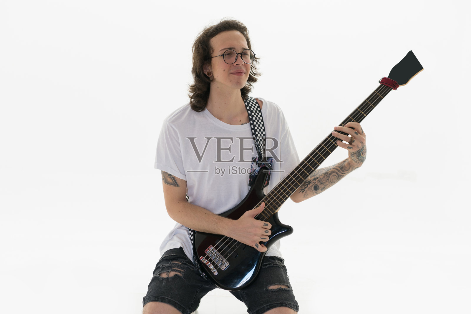 玩电吉他的休闲男子照片摄影图片