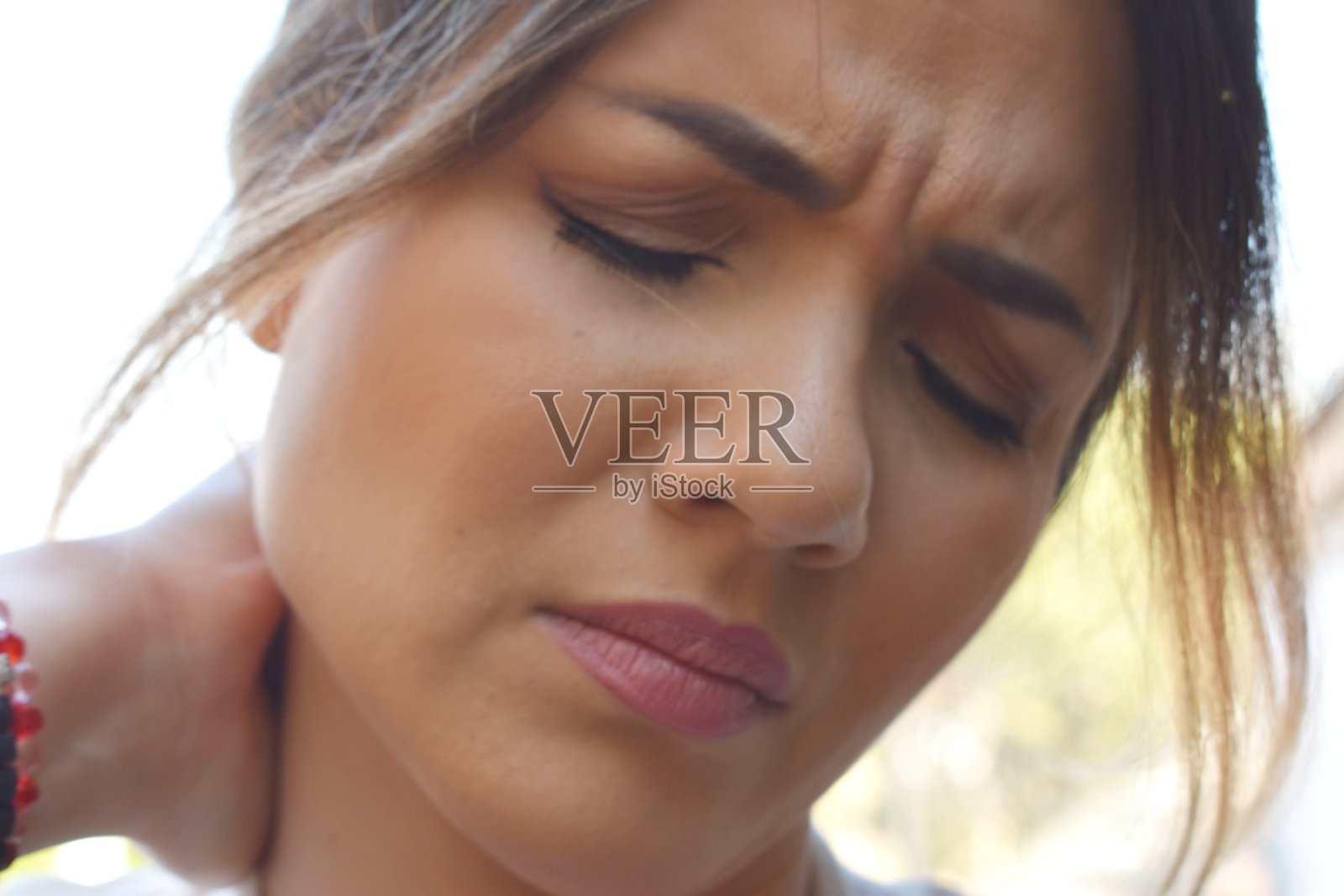 有个女人脖子疼照片摄影图片