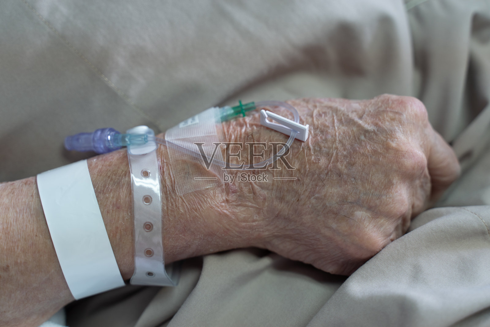 一个老人在医院静脉注射生理盐水(iv)的特写照片摄影图片