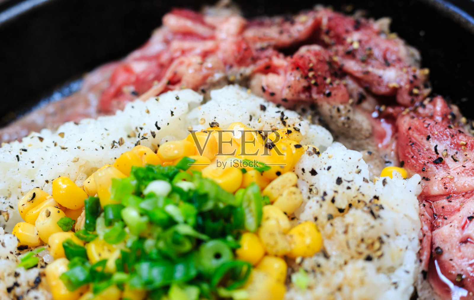 生牛肉和大米饮食特写细节视图照片摄影图片