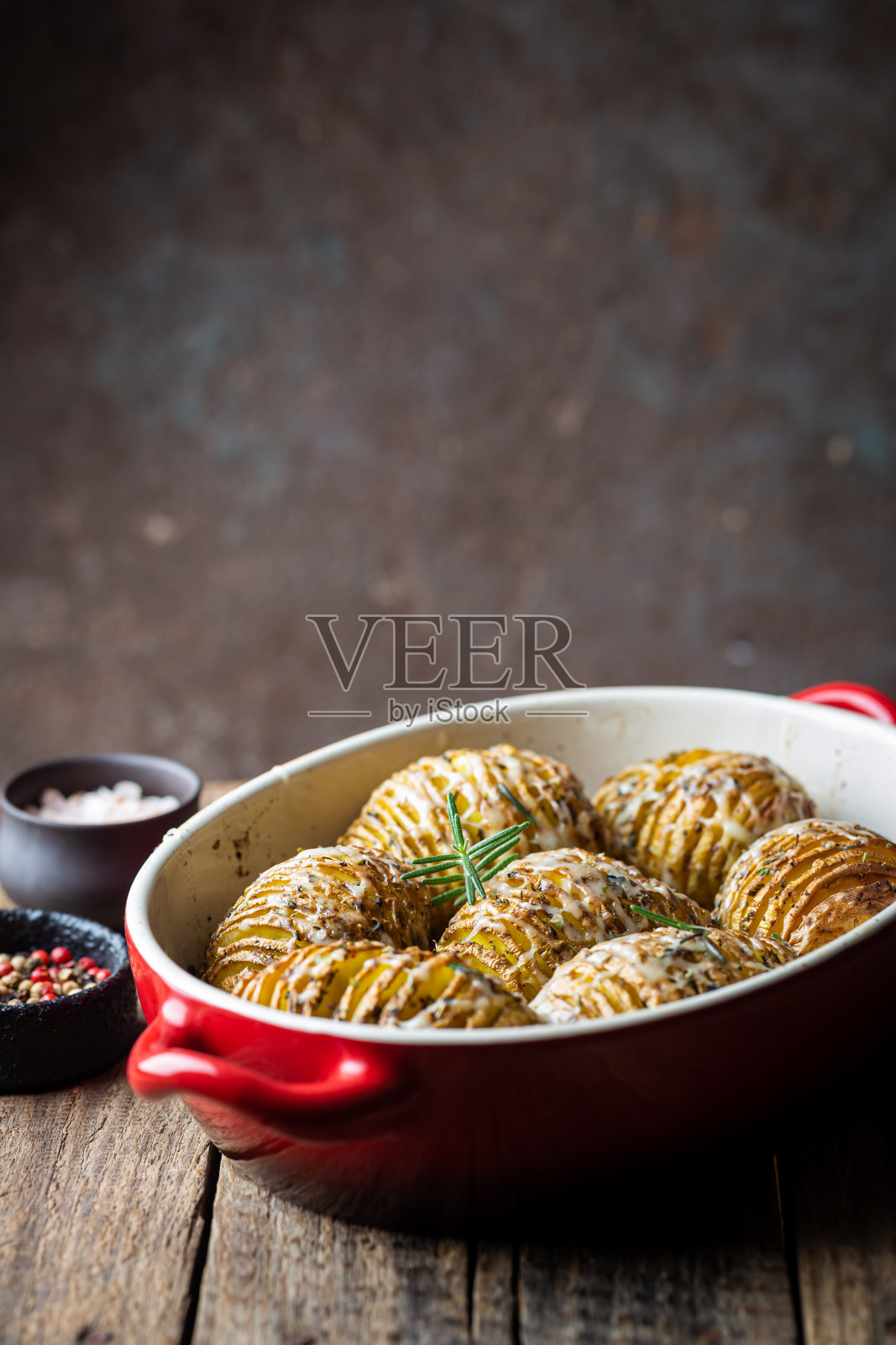 hasselback烤土豆照片摄影图片