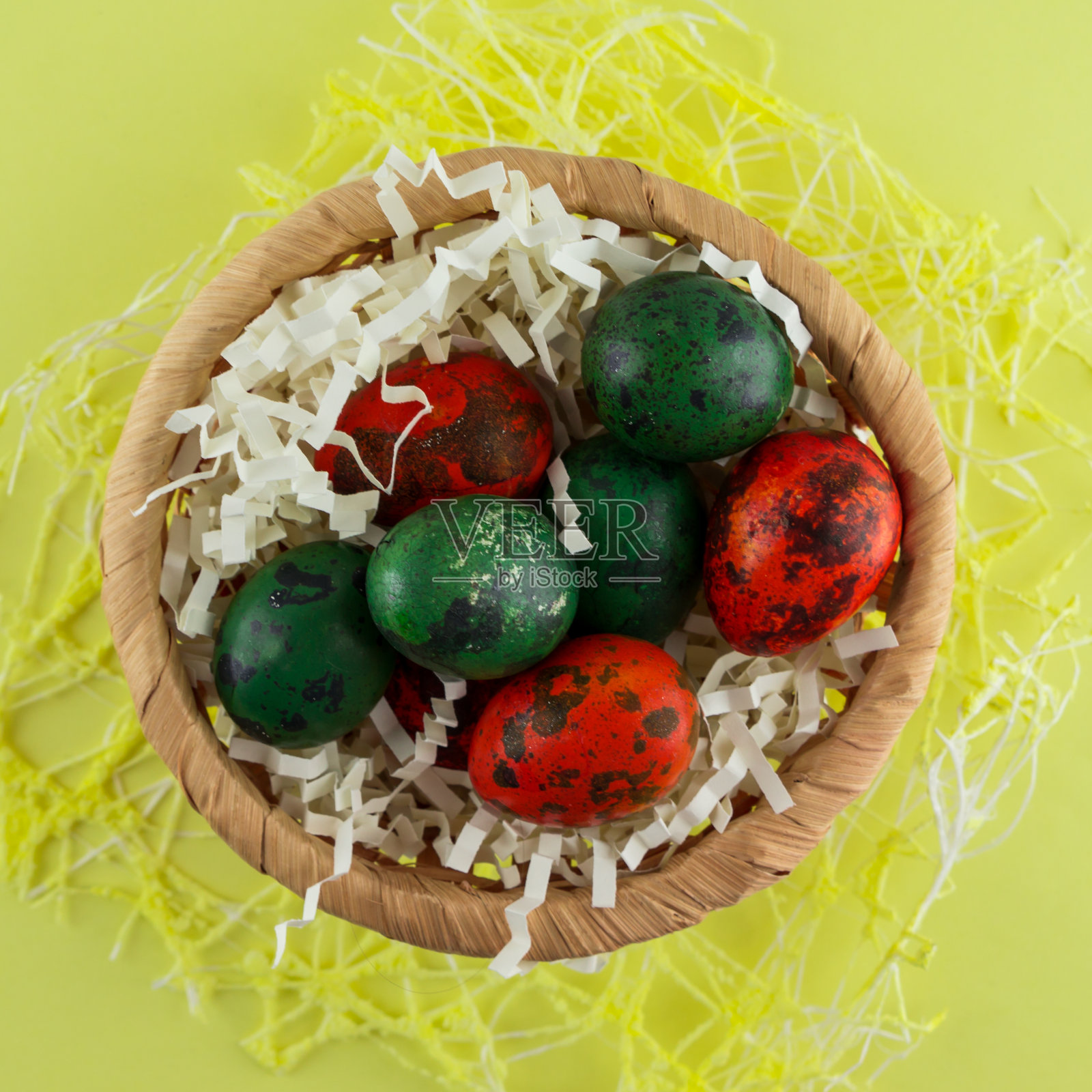 彩色复活节平铺背景与彩绘鹌鹑复活节蛋在柳条篮子。照片摄影图片