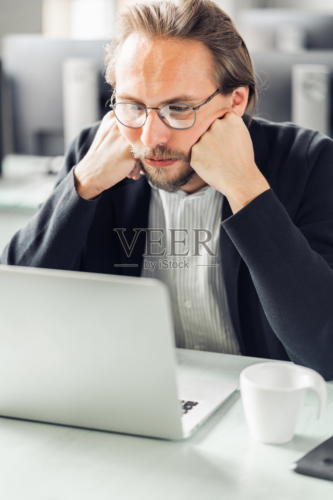 年轻人对工作感到厌烦。照片摄影图片