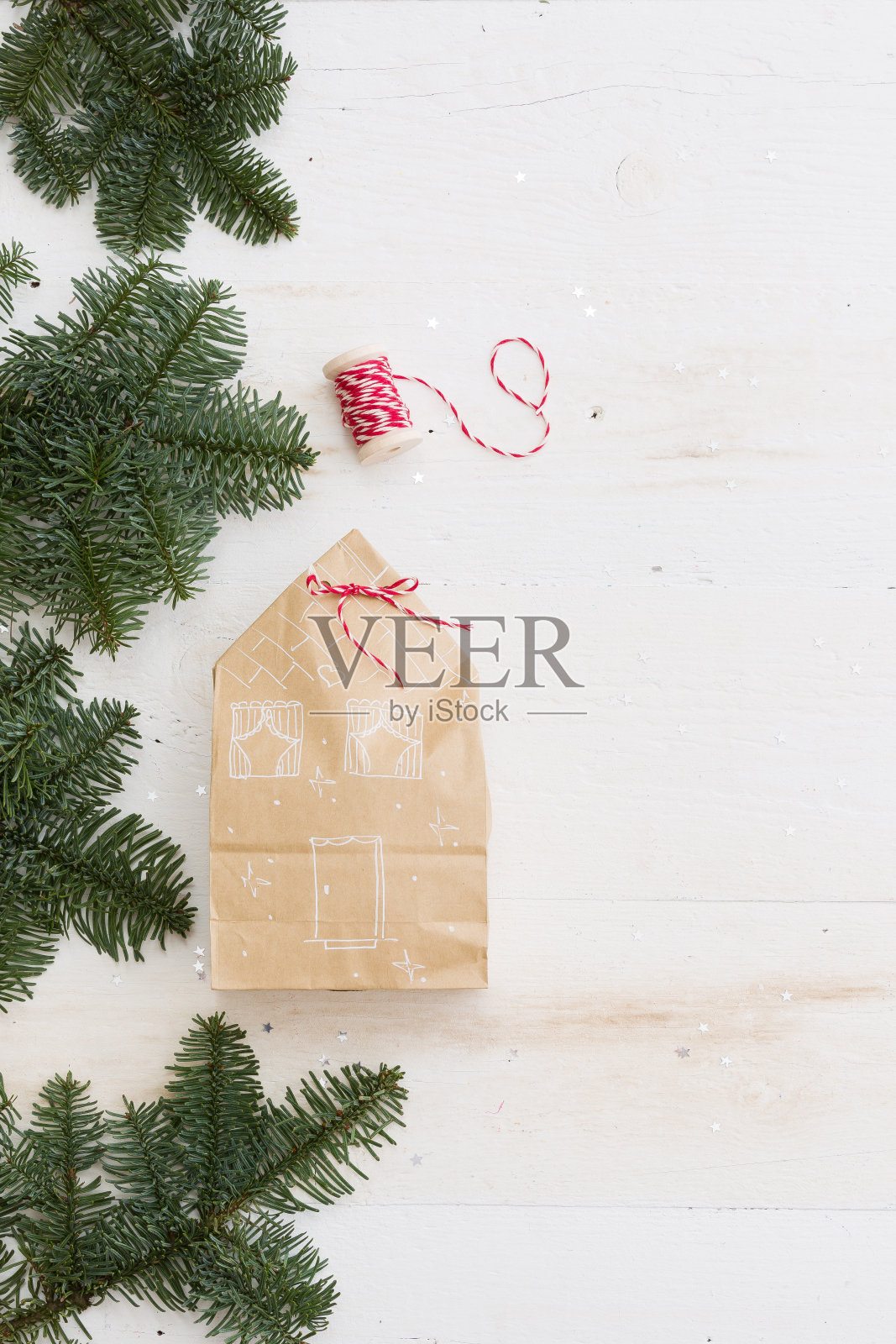 在白色的木桌上包装圣诞礼物。顶部视图与复制空间照片摄影图片