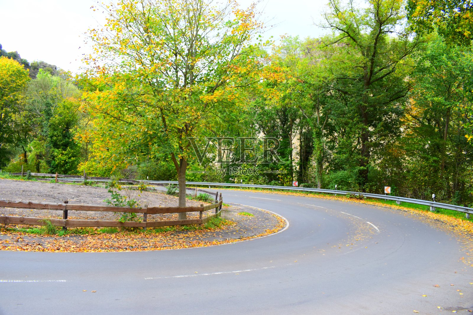通往阿尔特纳赫和阿尔赫山谷的道路照片摄影图片